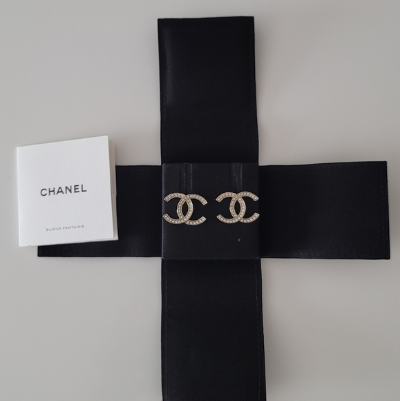🦋Chanel🦋 CC Stud Earrings - Picture 3 of 10